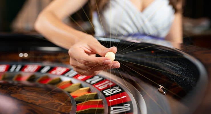 Crupier en vivo con bola de ruleta