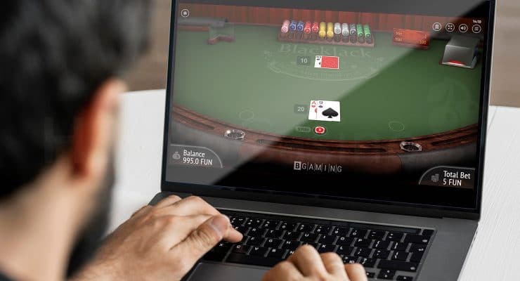Homme jouant au blackjack en ligne gratuitement
