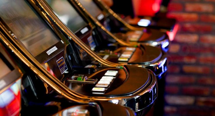 Machines à sous dans un casino terrestre